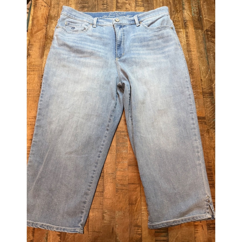 Gloria Vanderbilt Amanda Light Wash Slimming Effect Wide Leg Crop Jeans 16
